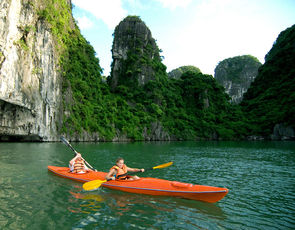 Trải nghệm chèo kayak khám phá Vịnh Hạ Lng