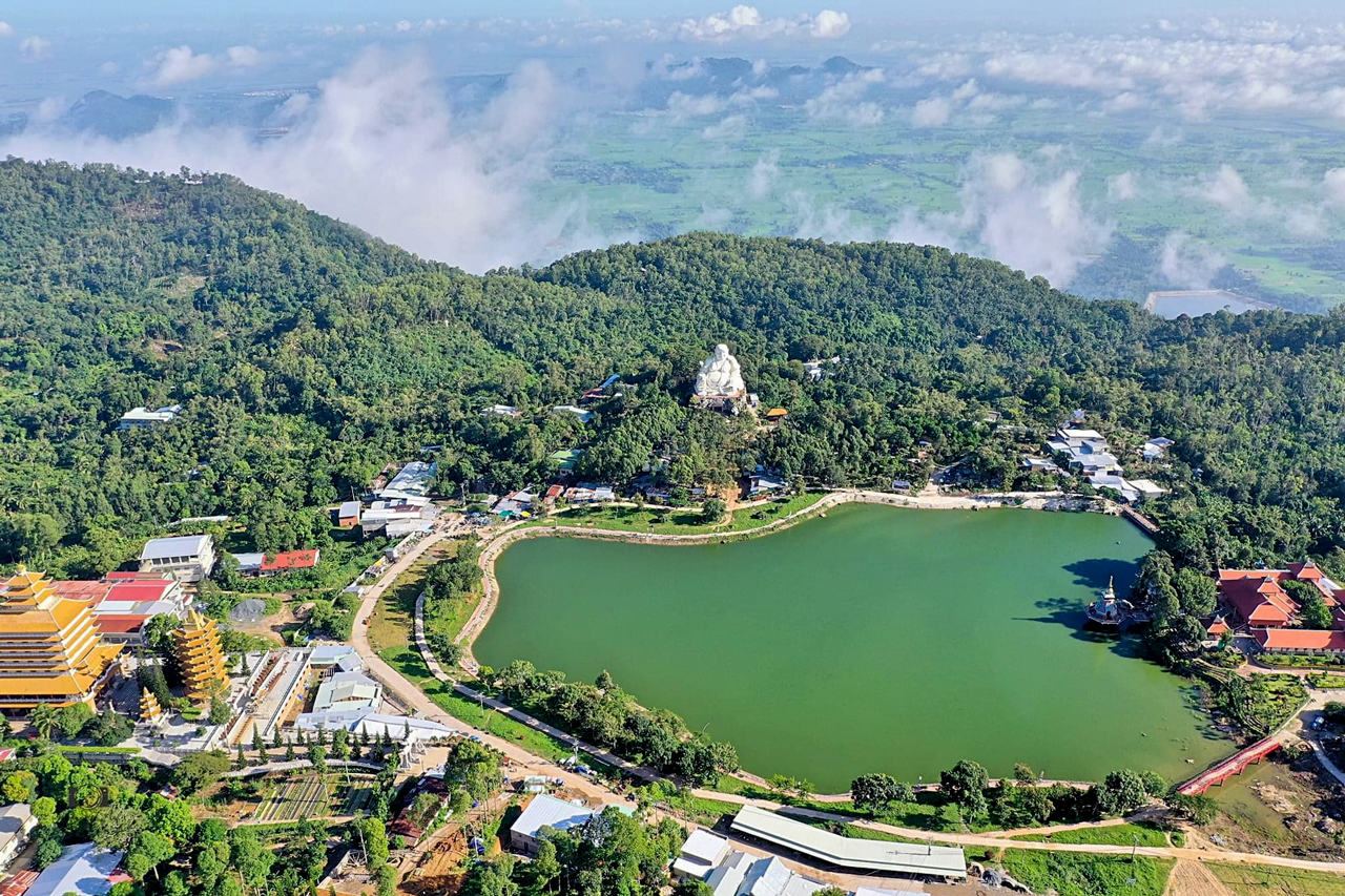 Du lịch tâm linh ở An Giang – Top 5 điểm đến không thể bỏ qua