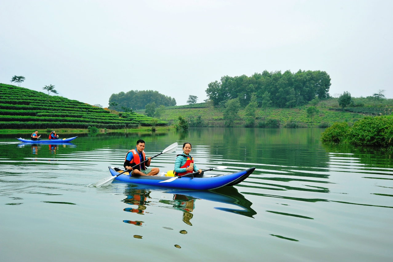 Thuyền kayak bơm hơi để trải nghiệm chèo thuyền trên hồ giữa mây trôi bồng bềnh