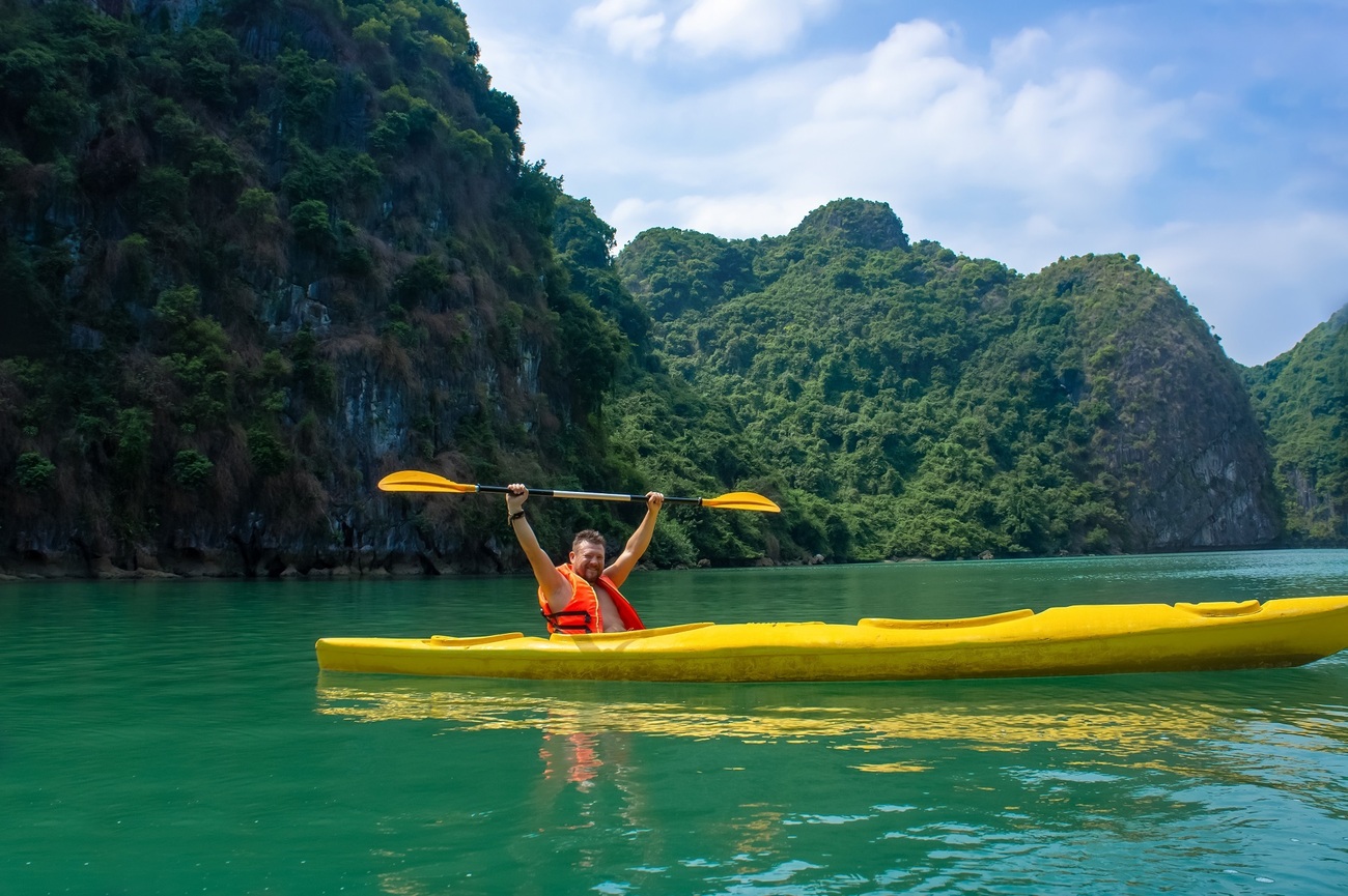 Chèo thuyền kayak khám phá vịnh Hạ Long