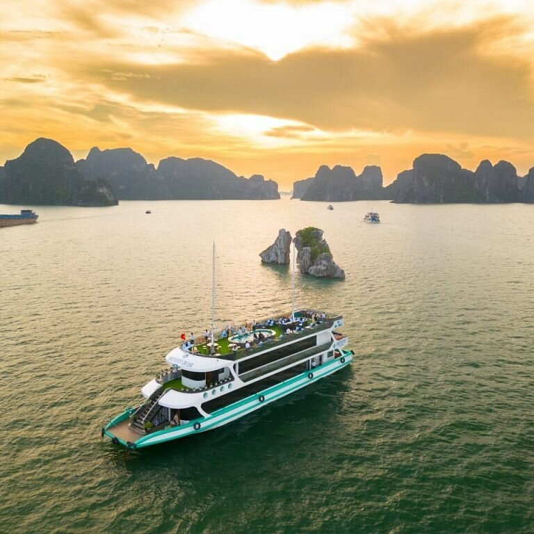 Tour du thuyền Maia Cruise Hạ Long khám phá Vịnh Hạ Long 