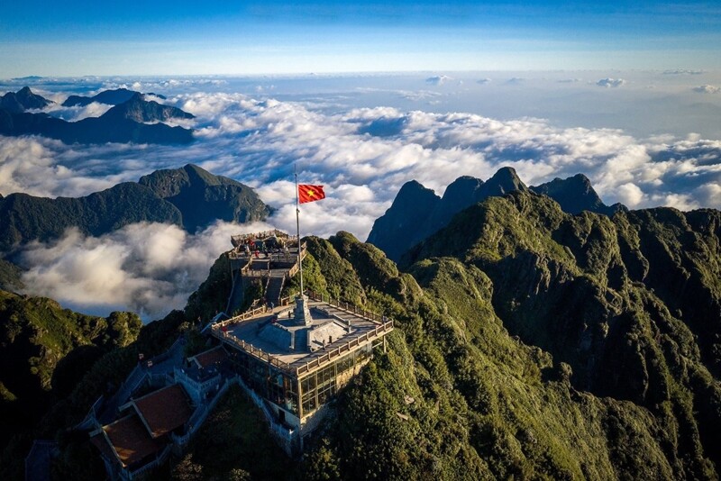 Fansipan (3.143 m) là đỉnh núi cao nhất Việt Nam