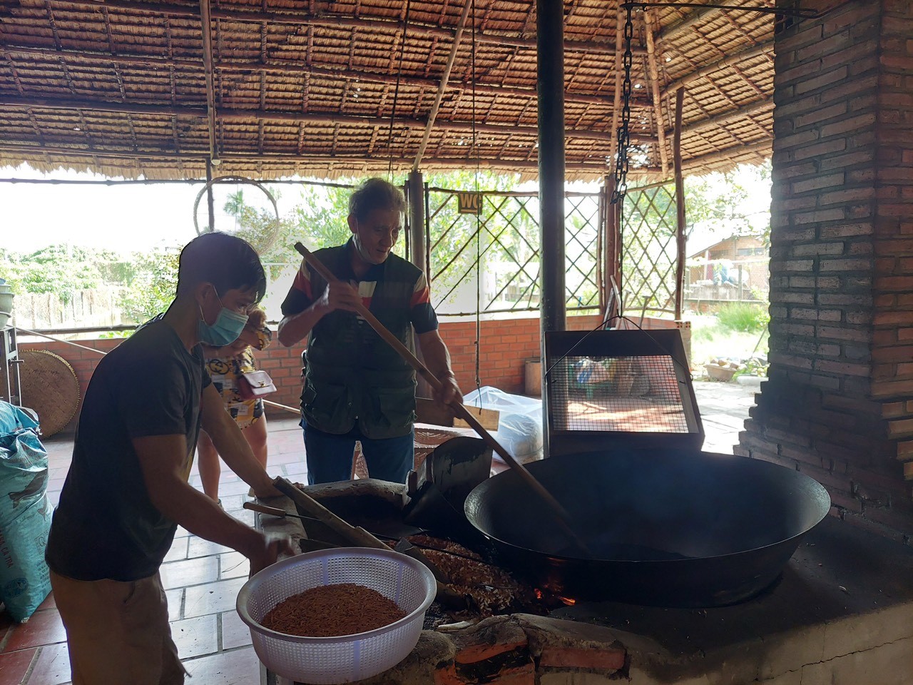 Tham quan qui trình làm cốm tại lò cốm kẹo “Cửu Long”