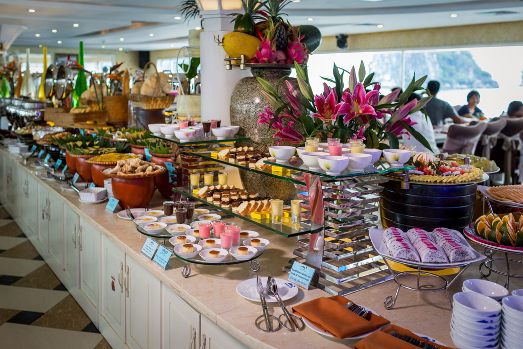 Tiệc buffet cao cấp trên du thuyền Maia Cruise Hạ Long