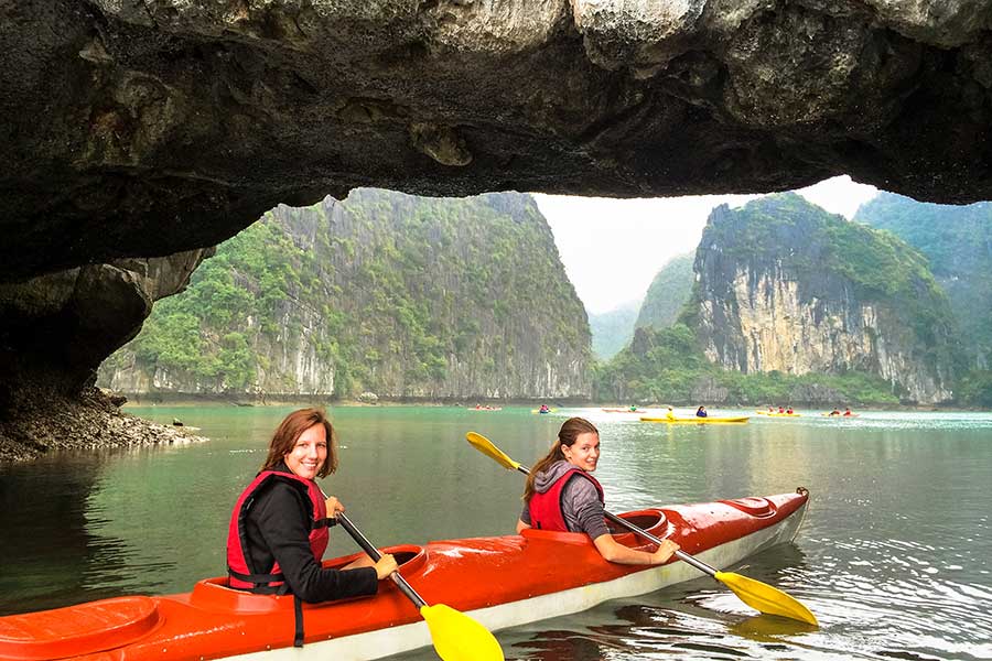 Trải nghiệm chèo kayak khám phá Hang Luồn Vịnh Hạ Long