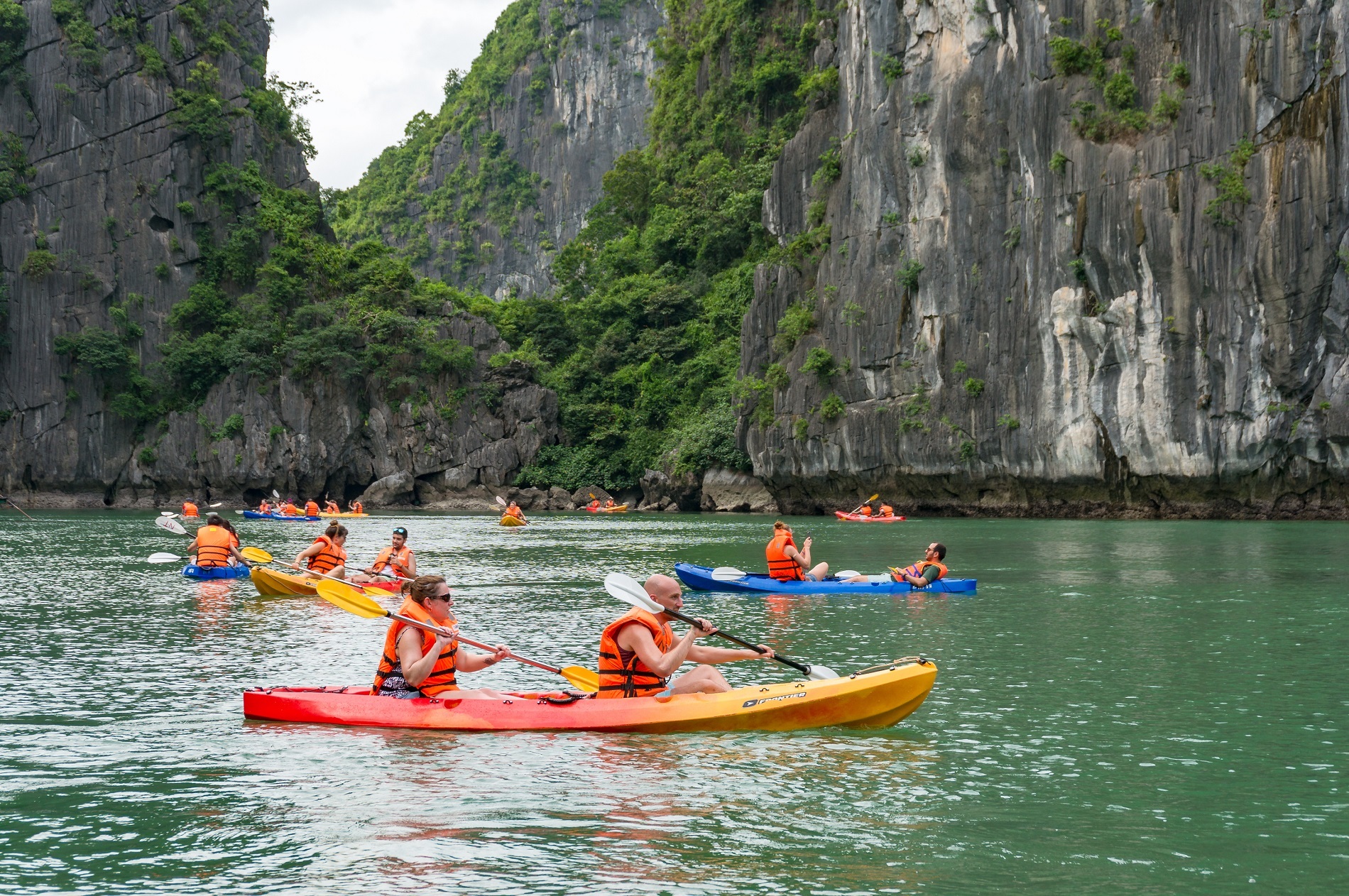 Trải nghiệm chèo thuyền kayak trên Vịnh Lan Hạ